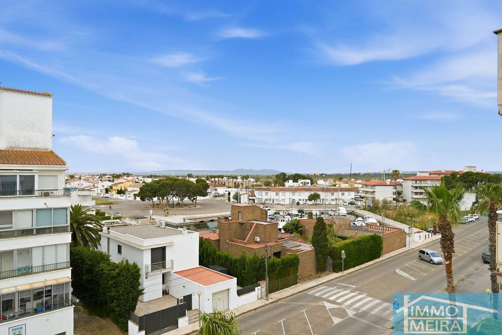 2 bedroom Apartment for sale in Roses with pool garage - € 235,000 (Ref: 9807664)