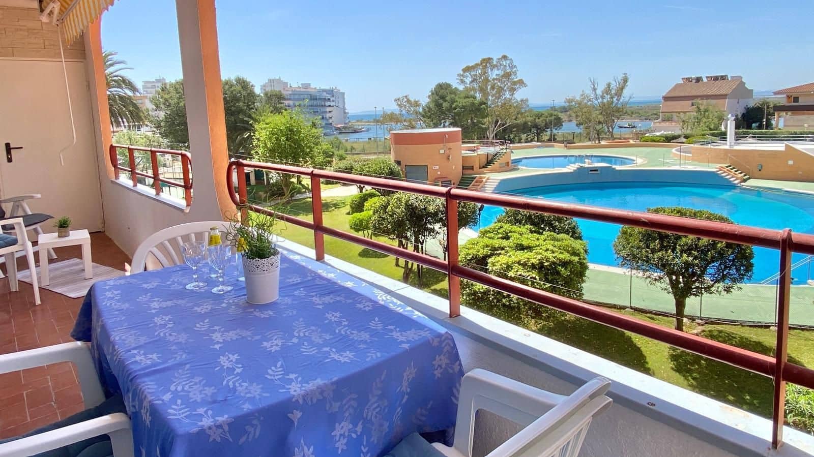 1 bedroom Apartment for sale in Roses with pool garage - € 148,000 (Ref: 9815572)