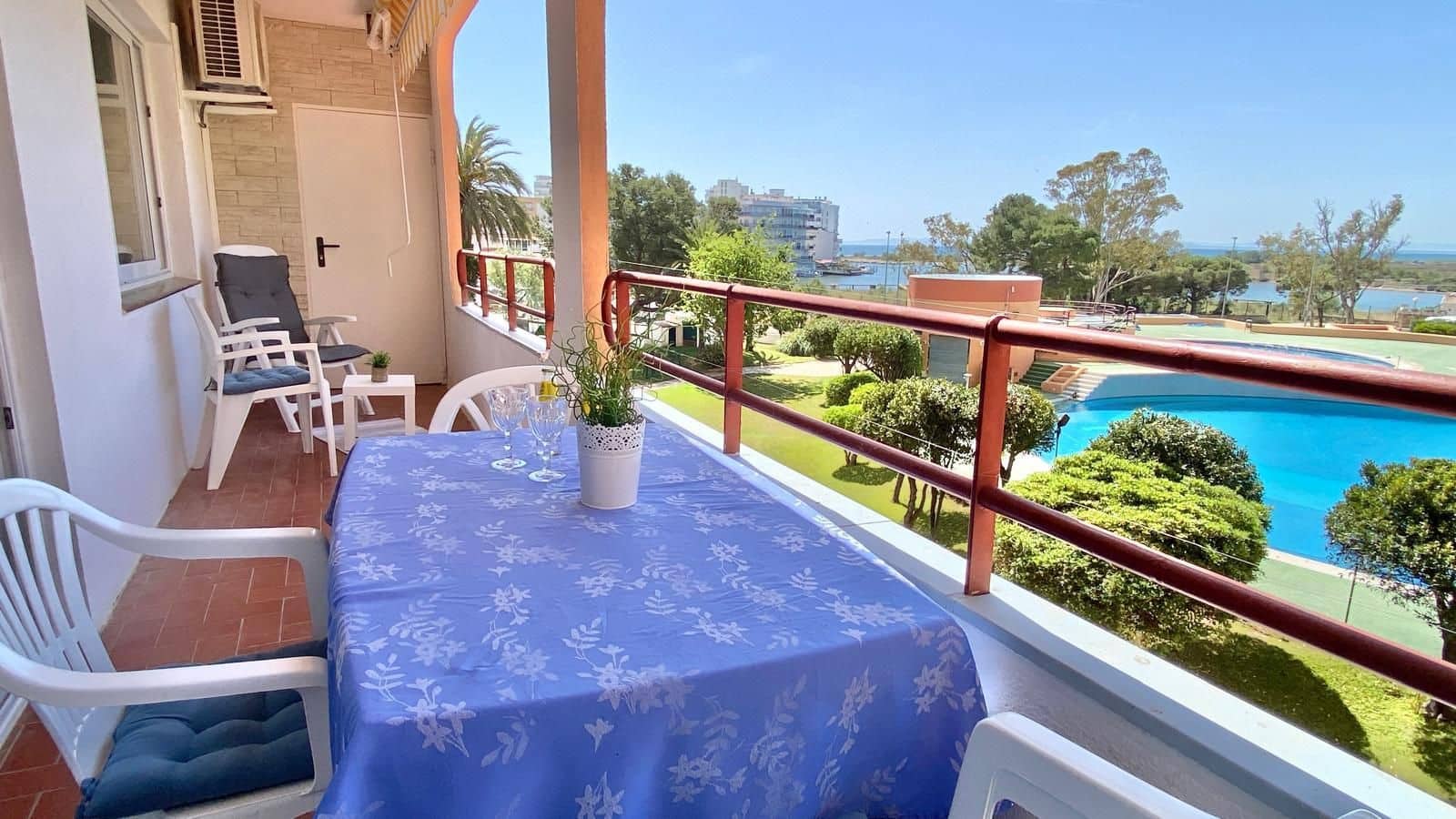 1 bedroom Apartment for sale in Roses with pool garage - € 148,000 (Ref: 9815572)