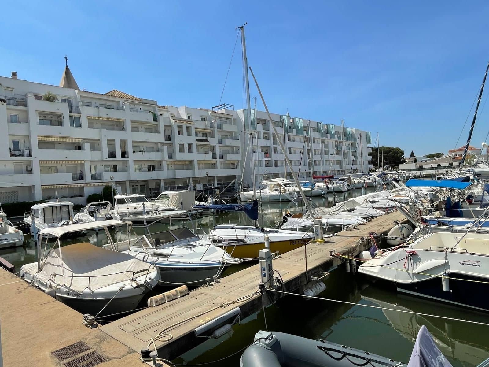 1 bedroom Apartment for sale in Roses with pool garage - € 129,900 (Ref: 9826168)