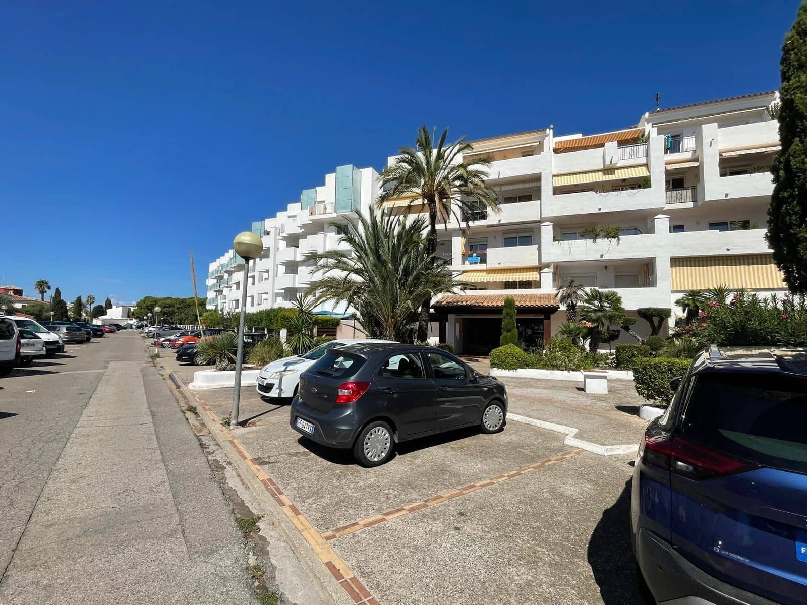 1 bedroom Apartment for sale in Roses with pool garage - € 129,900 (Ref: 9826168)