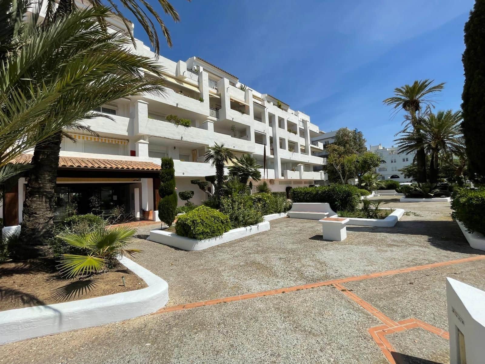 1 bedroom Apartment for sale in Roses with pool garage - € 129,900 (Ref: 9826168)