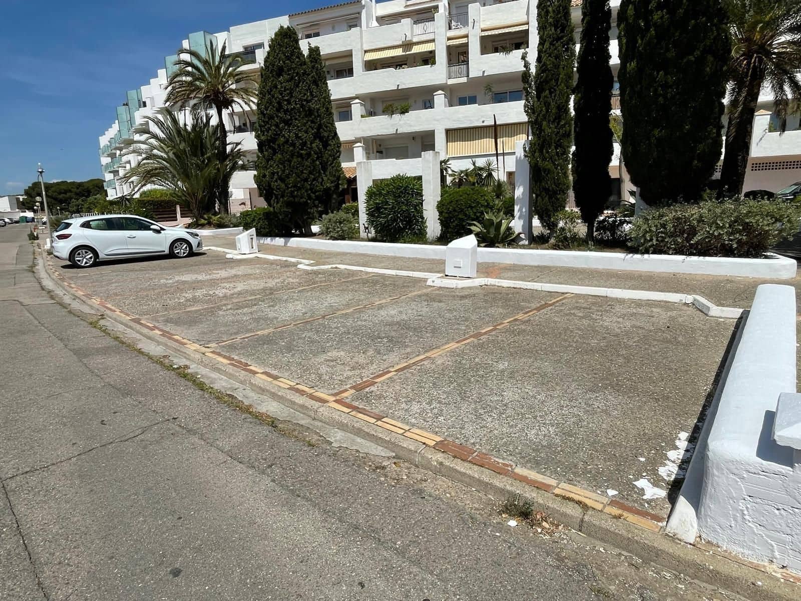 1 bedroom Apartment for sale in Roses with pool garage - € 129,900 (Ref: 9826168)