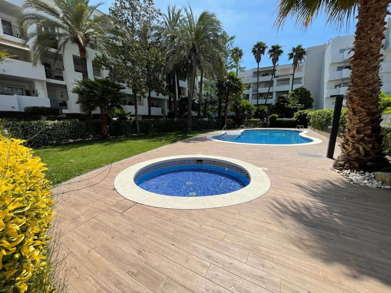 1 bedroom Apartment for sale in Roses with pool garage - € 129,900 (Ref: 9826168)