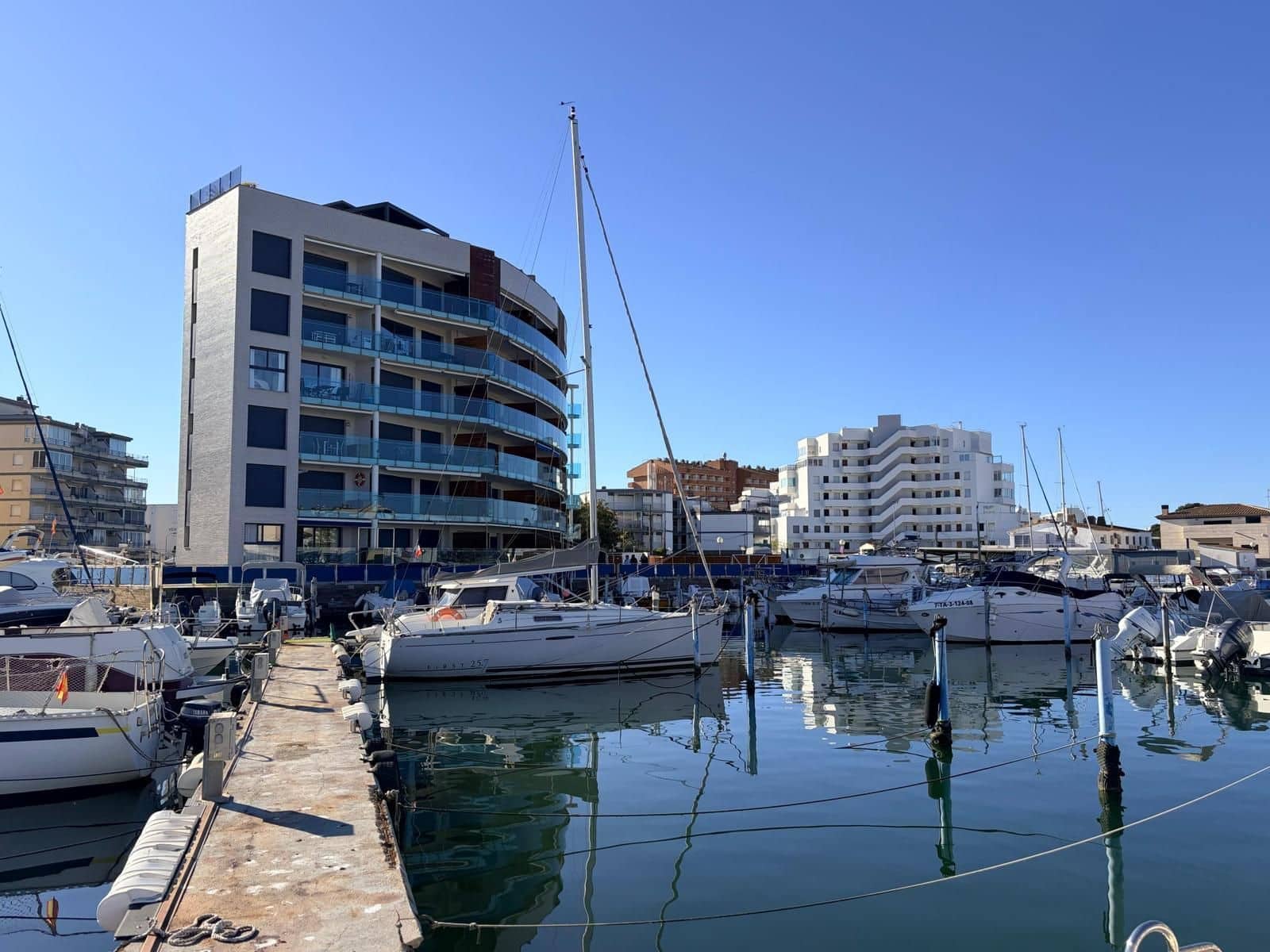 Garage for sale in Roses - € 45,000 (Ref: 9864051)