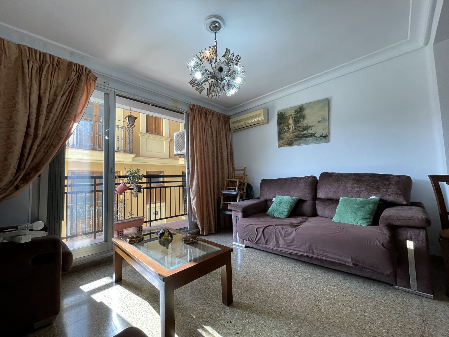 Piso de 4 habitaciones en València ciudad en venta - 350.000 € (Ref: 9830373)