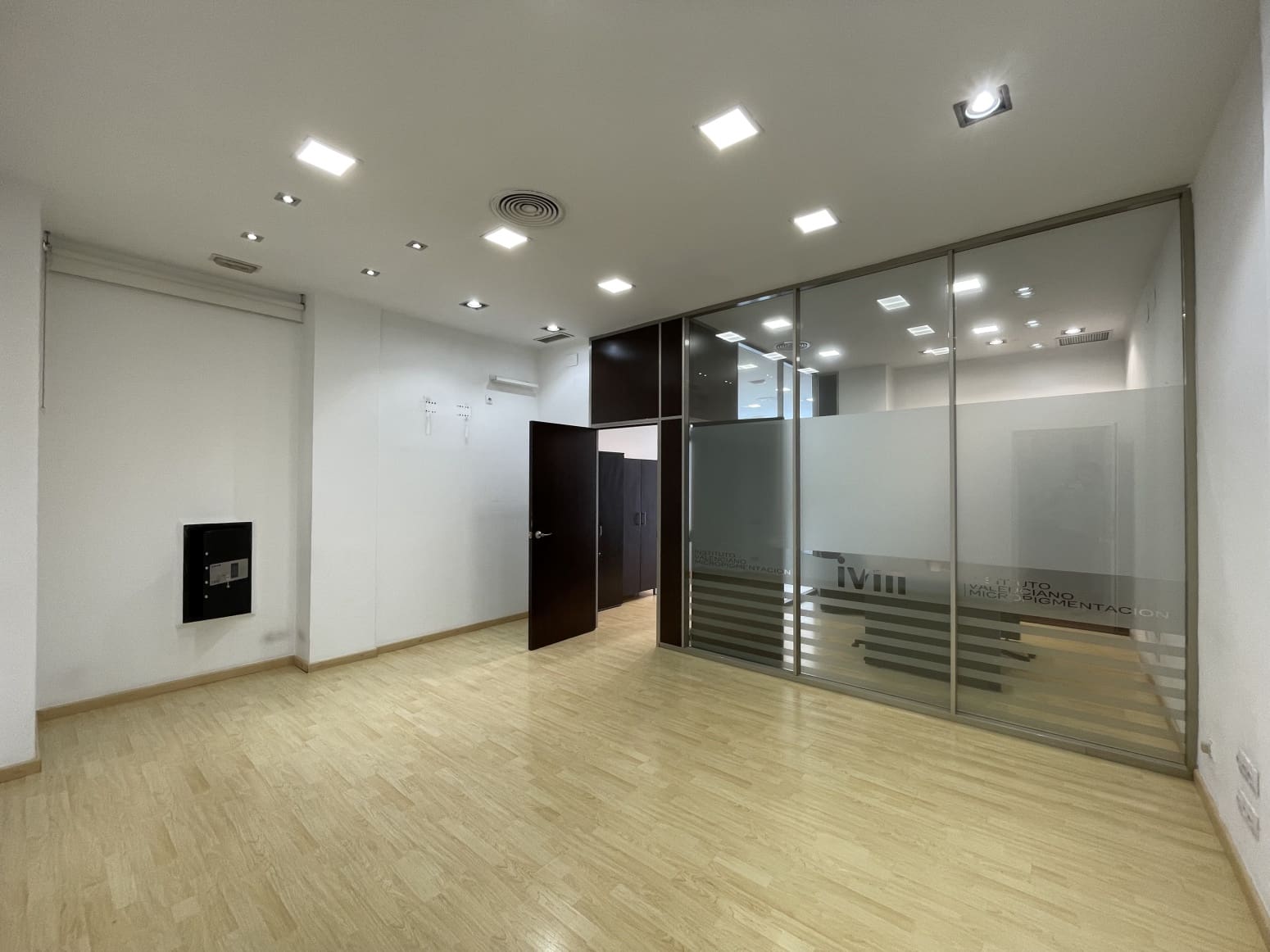Kommersiell til salgs i Valencia by med garasje - € 600 000 (Ref: 9847586)