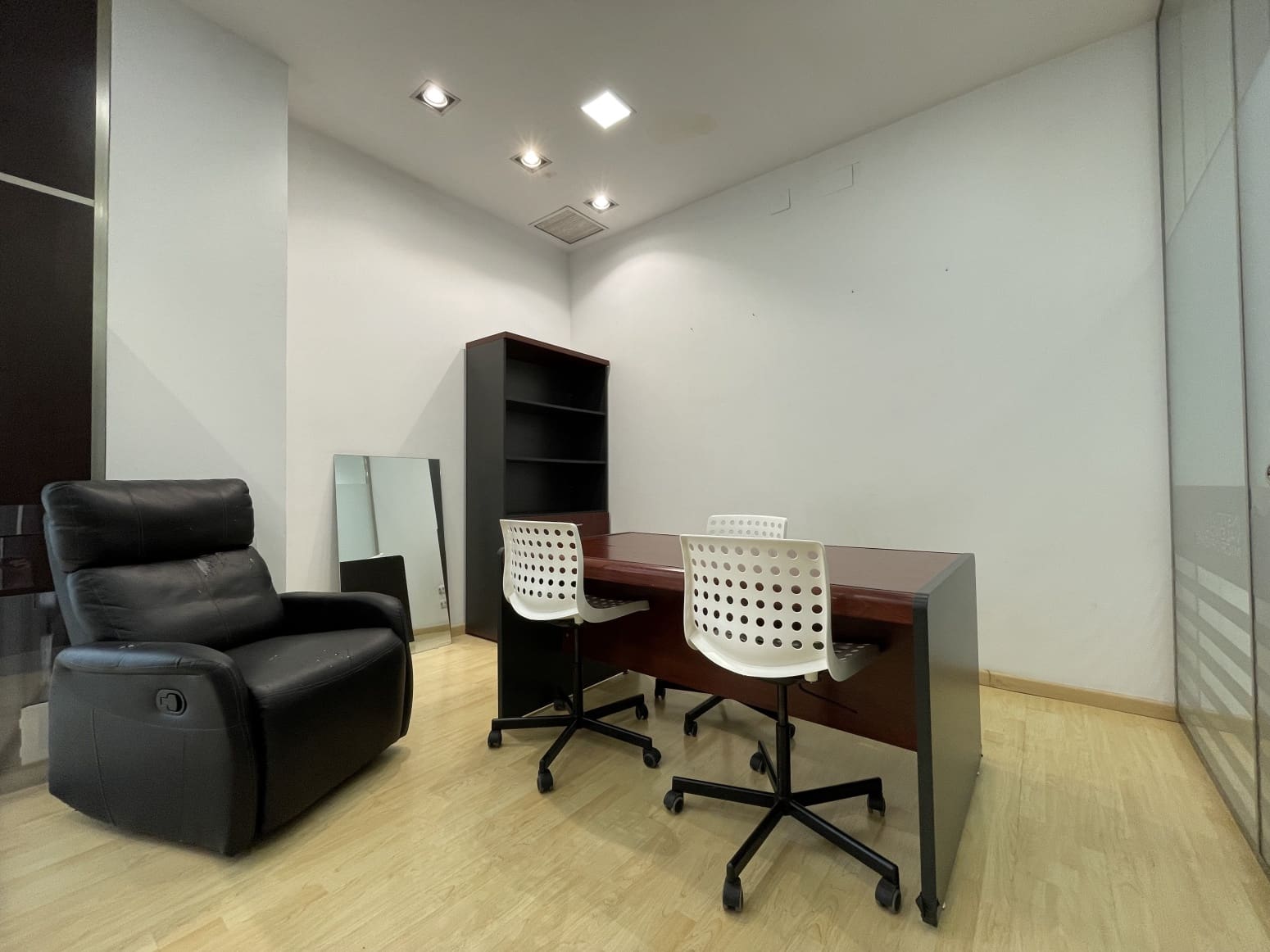 Kommersiell til salgs i Valencia by med garasje - € 600 000 (Ref: 9847586)