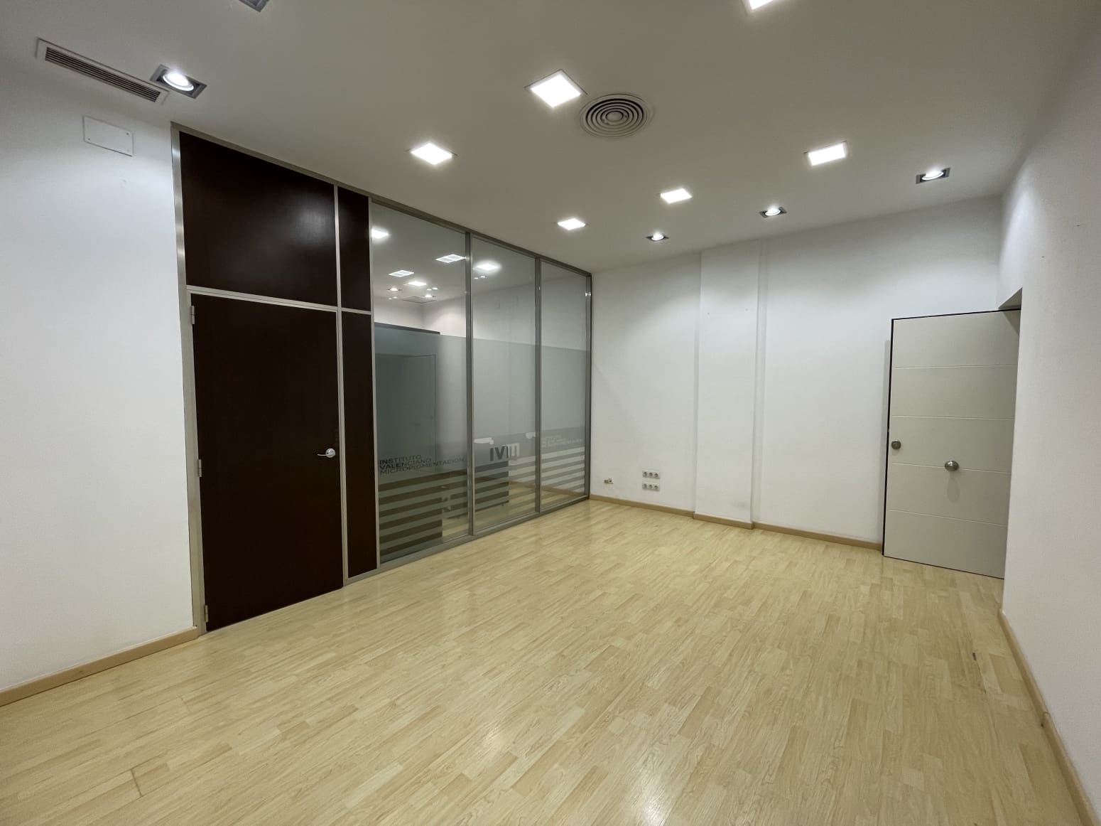 Kommersiell til salgs i Valencia by med garasje - € 600 000 (Ref: 9847586)
