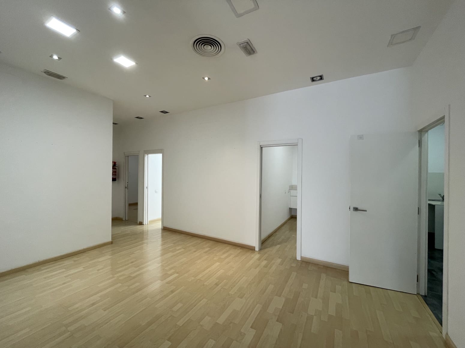 Kommersiell til salgs i Valencia by med garasje - € 600 000 (Ref: 9847586)