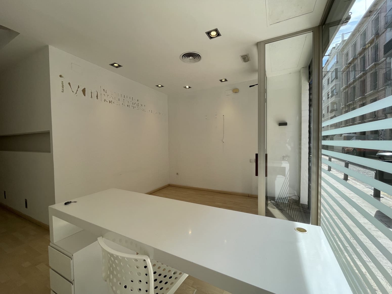 Kommersiell til salgs i Valencia by med garasje - € 600 000 (Ref: 9847586)