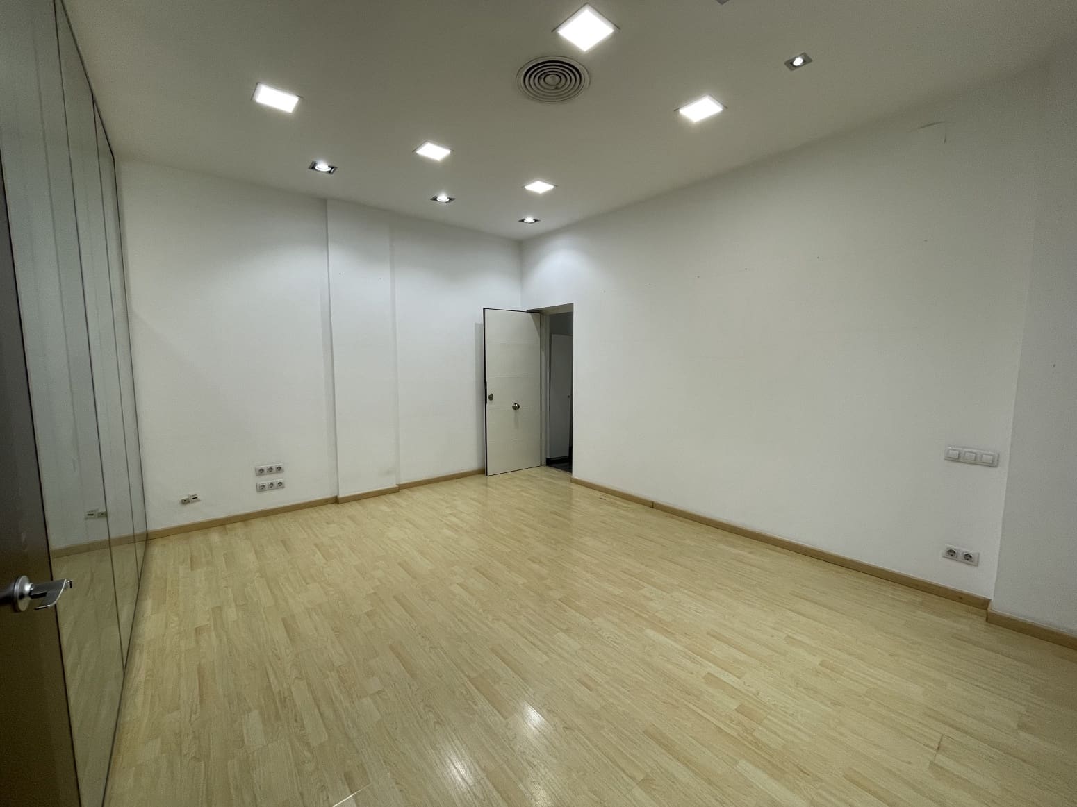 Kommersiell til salgs i Valencia by med garasje - € 600 000 (Ref: 9847586)