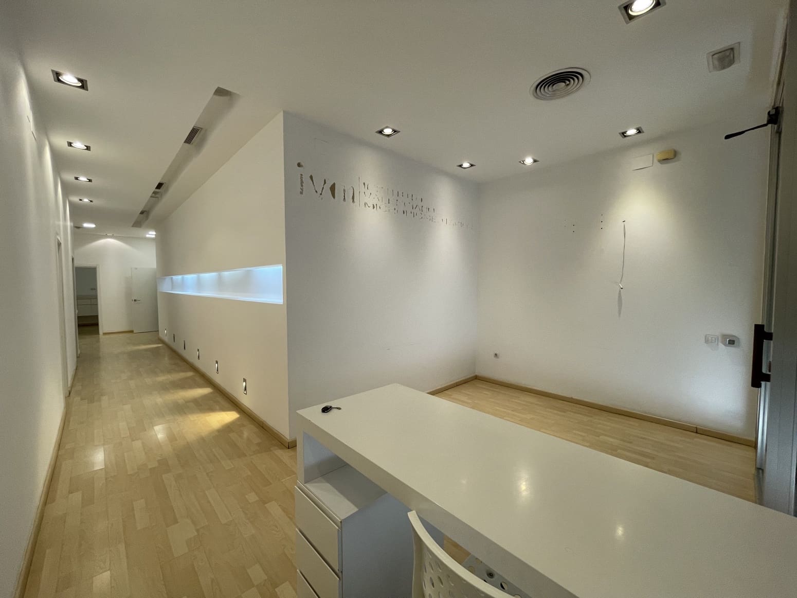 Kommersiell til salgs i Valencia by med garasje - € 600 000 (Ref: 9847586)