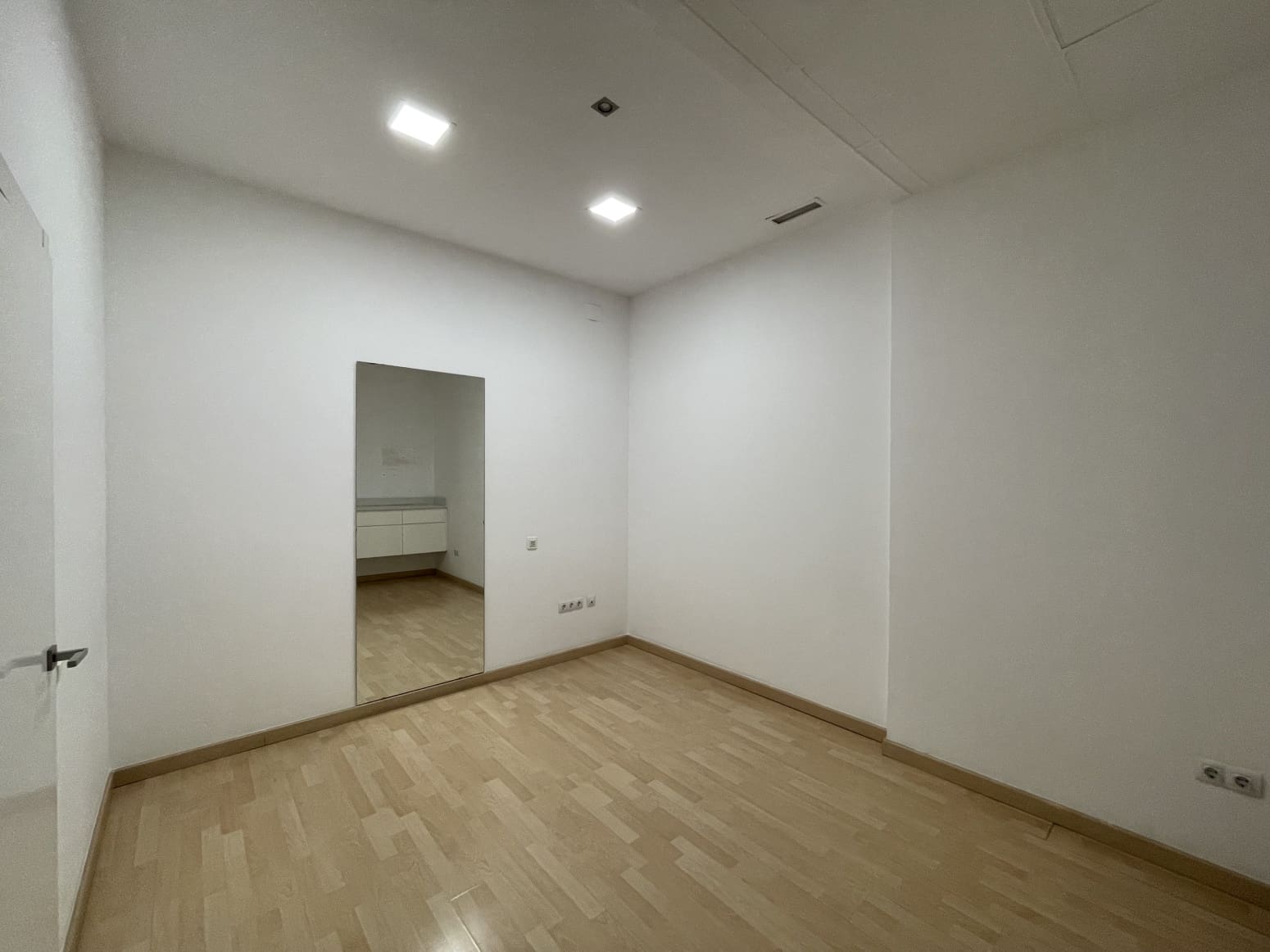 Kommersiell til salgs i Valencia by med garasje - € 600 000 (Ref: 9847586)