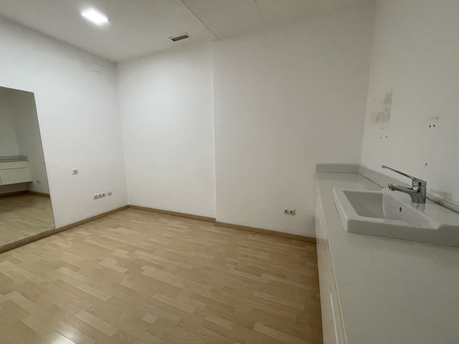 Kommersiell til salgs i Valencia by med garasje - € 600 000 (Ref: 9847586)