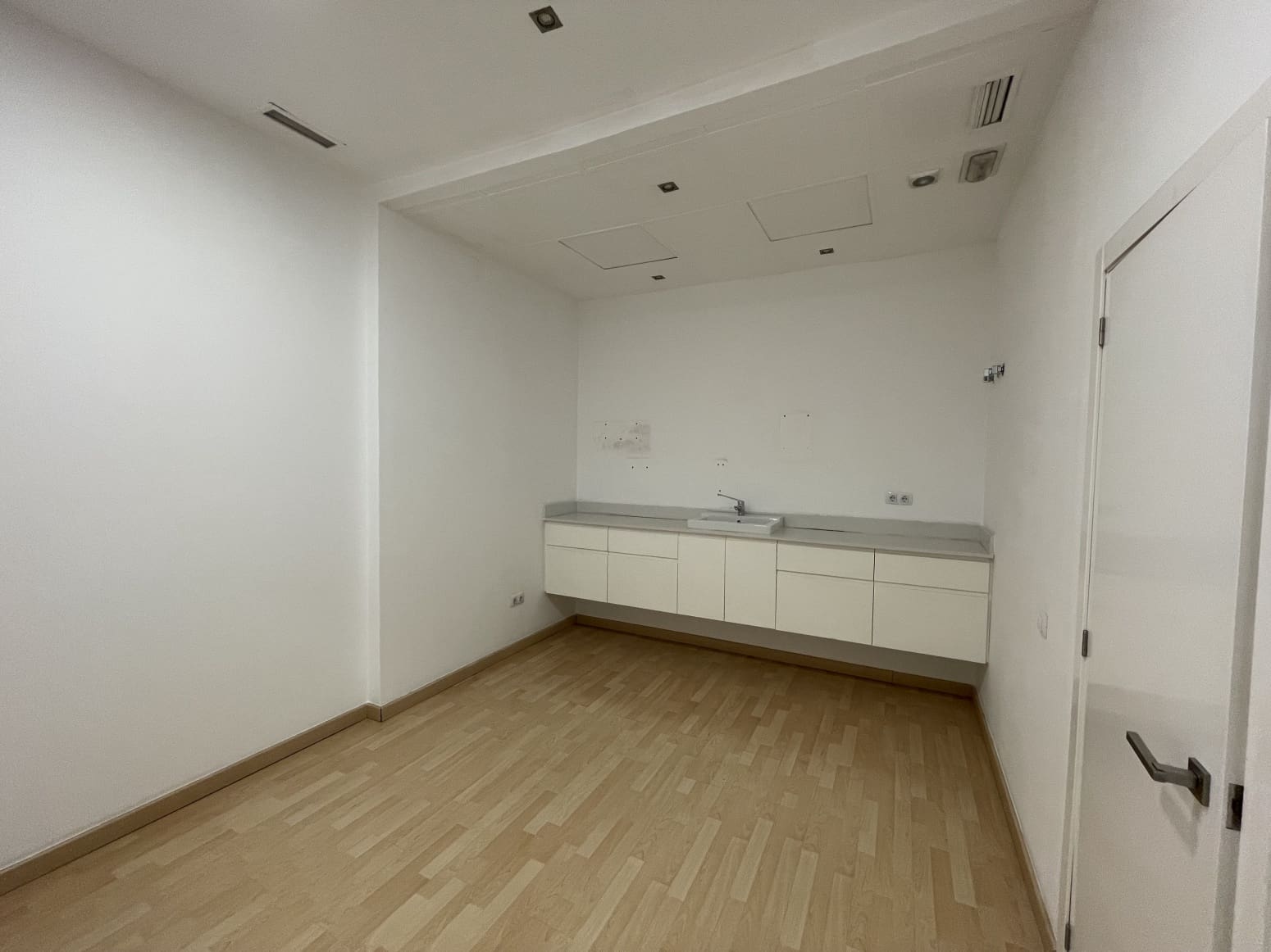 Kommersiell til salgs i Valencia by med garasje - € 600 000 (Ref: 9847586)