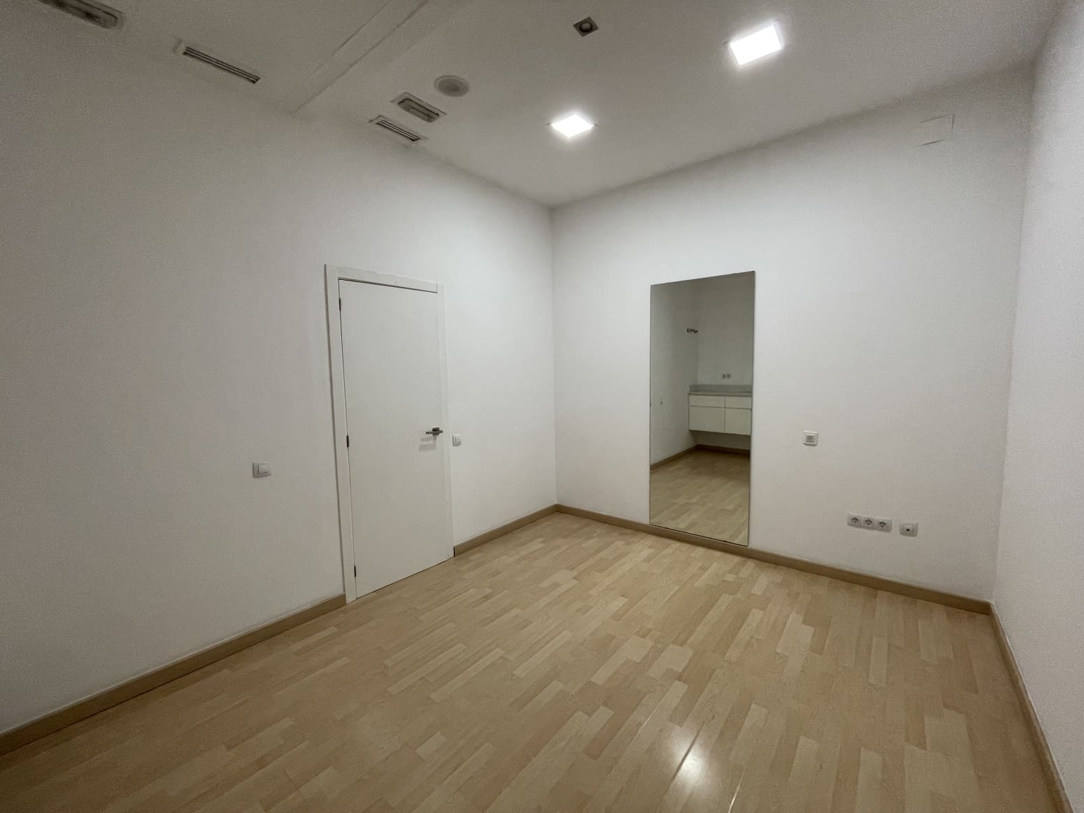 Kommersiell til salgs i Valencia by med garasje - € 600 000 (Ref: 9847586)