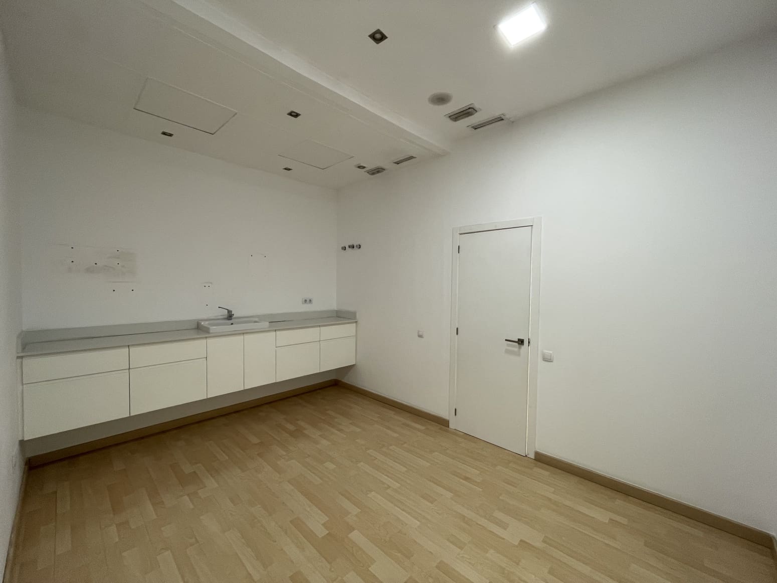 Kommersiell til salgs i Valencia by med garasje - € 600 000 (Ref: 9847586)