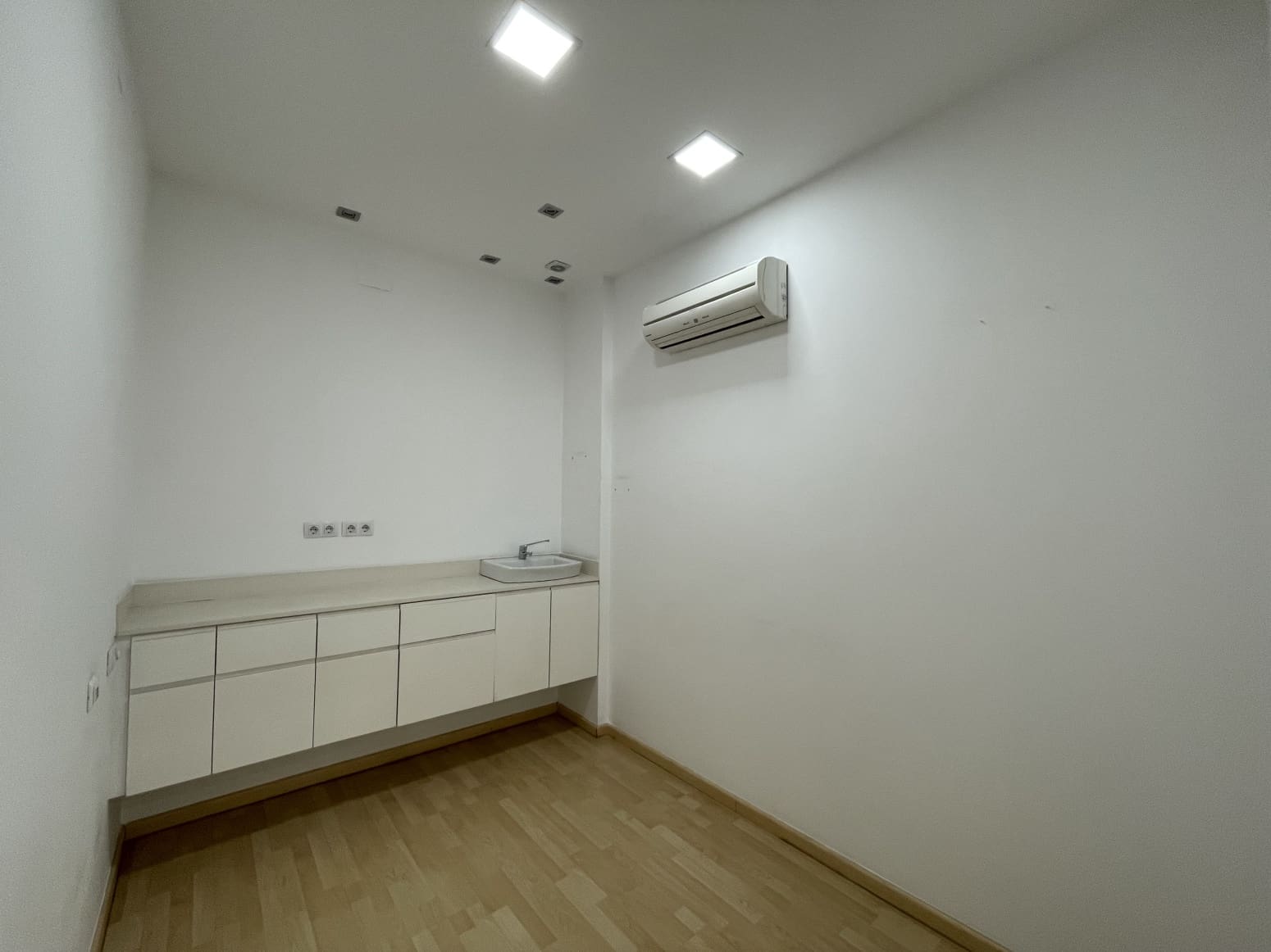 Kommersiell til salgs i Valencia by med garasje - € 600 000 (Ref: 9847586)