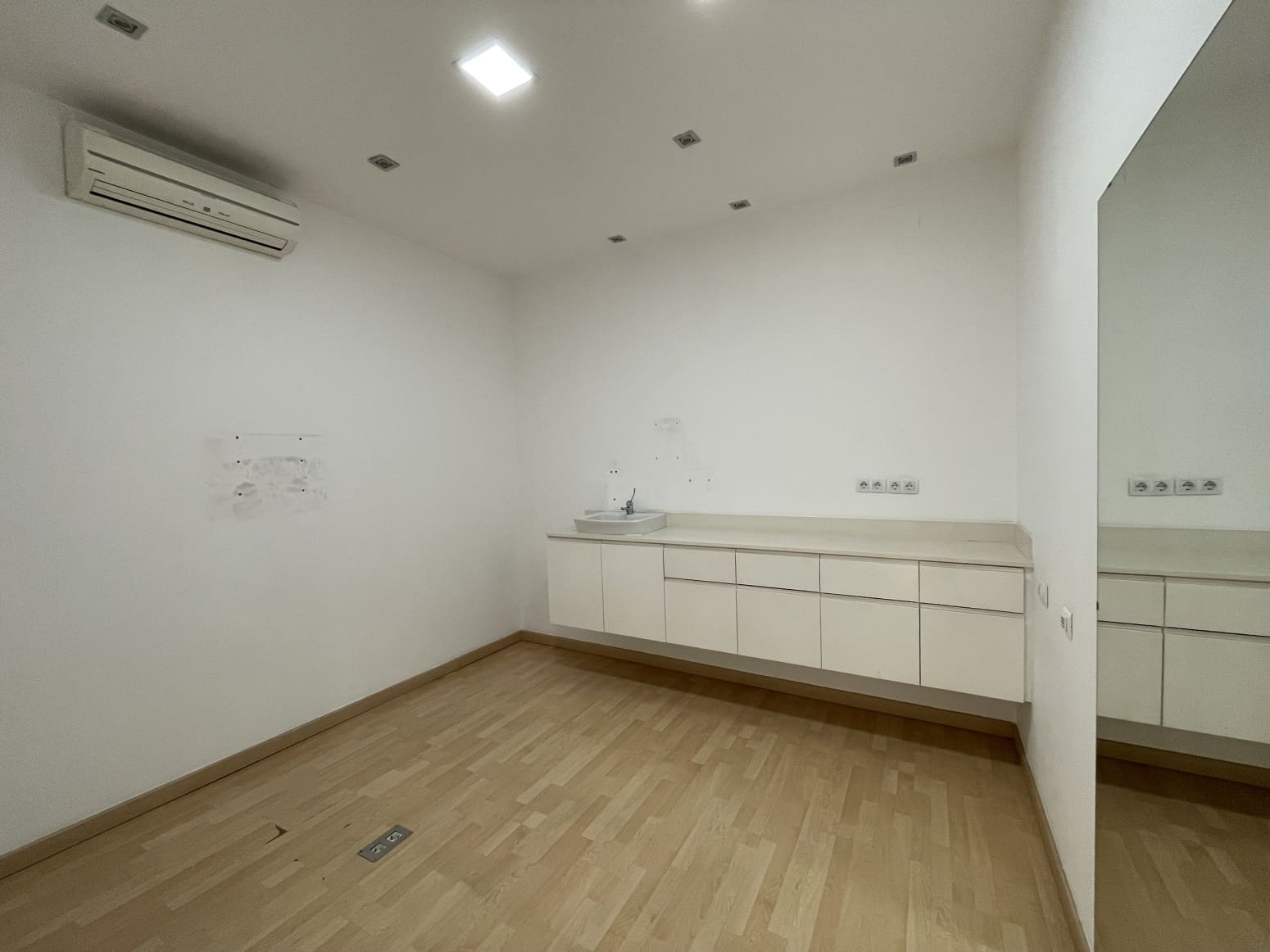 Kommersiell til salgs i Valencia by med garasje - € 600 000 (Ref: 9847586)