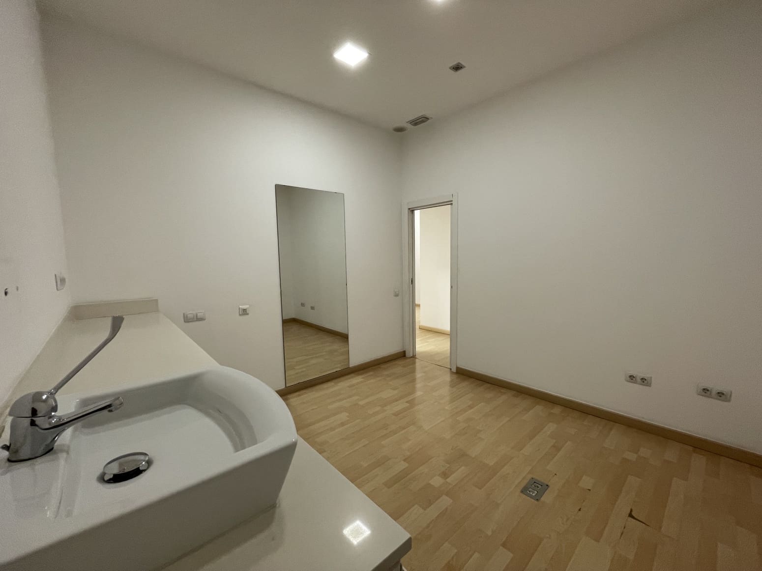 Kommersiell til salgs i Valencia by med garasje - € 600 000 (Ref: 9847586)