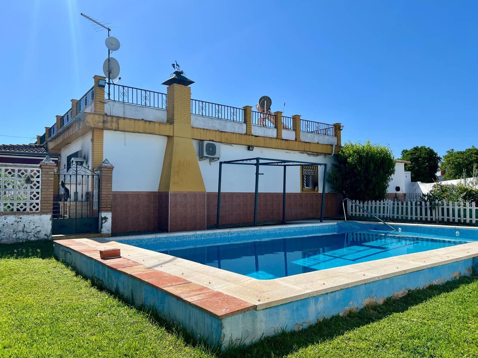 3 soveværelse Villa til salg i Cordoba by med swimmingpool garage - € 179.000 (Ref: 9029464)