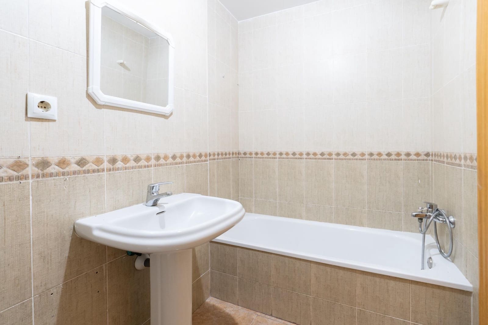2 soverom Leilighet til salgs i Motril med garasje - € 125 000 (Ref: 9946159)