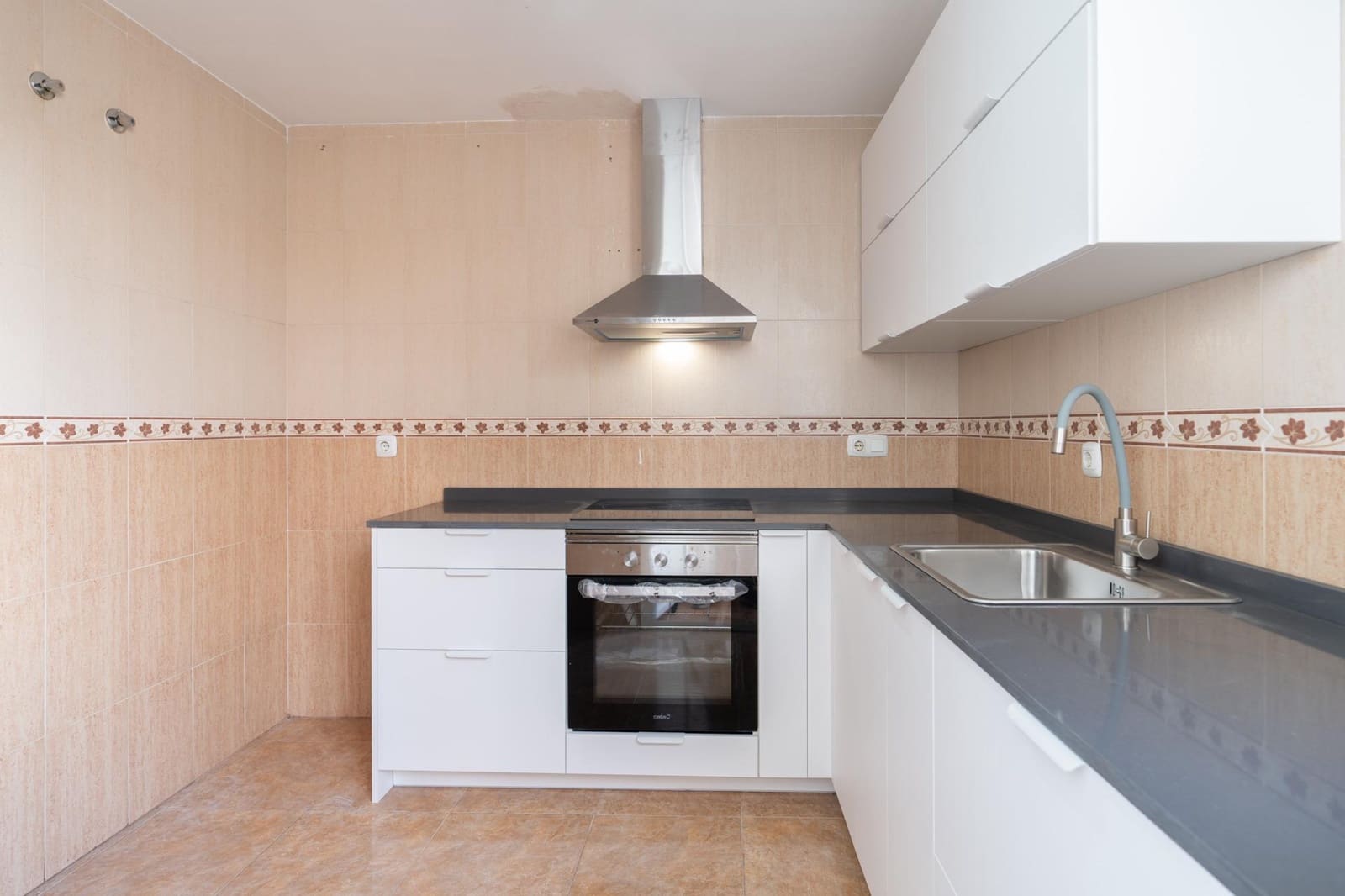 2 soverom Leilighet til salgs i Motril med garasje - € 125 000 (Ref: 9946159)