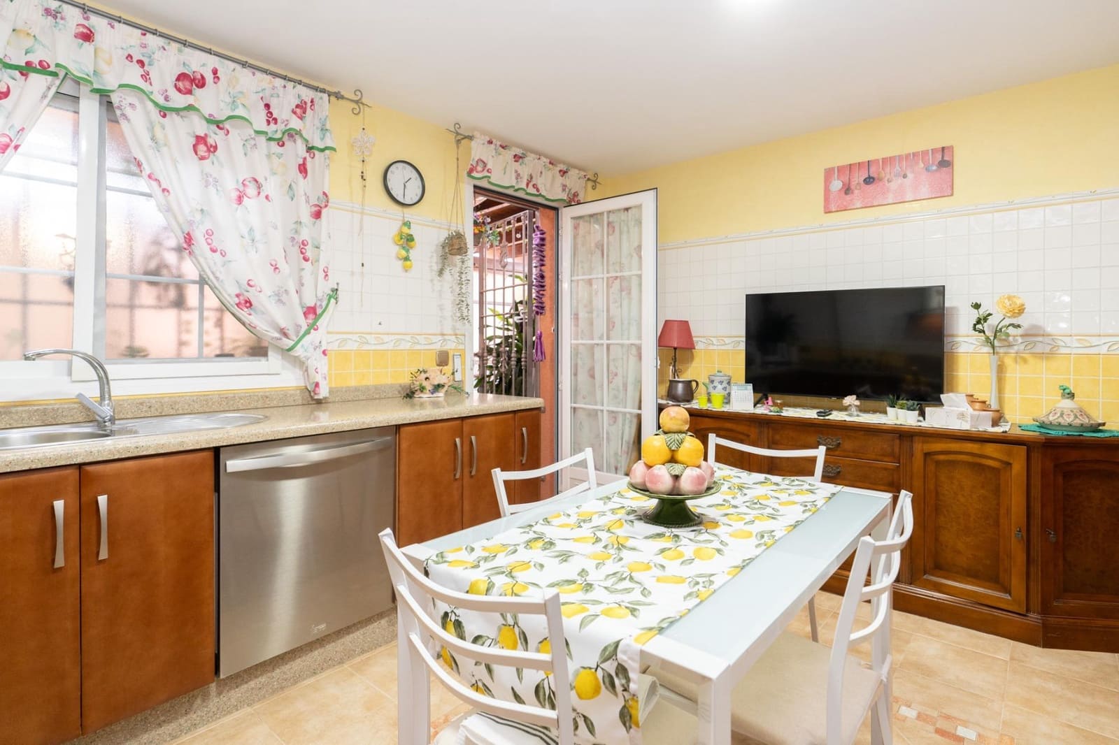4 bedroom Townhouse for sale in Motril with garage - € 329,500 (Ref: 9946167)