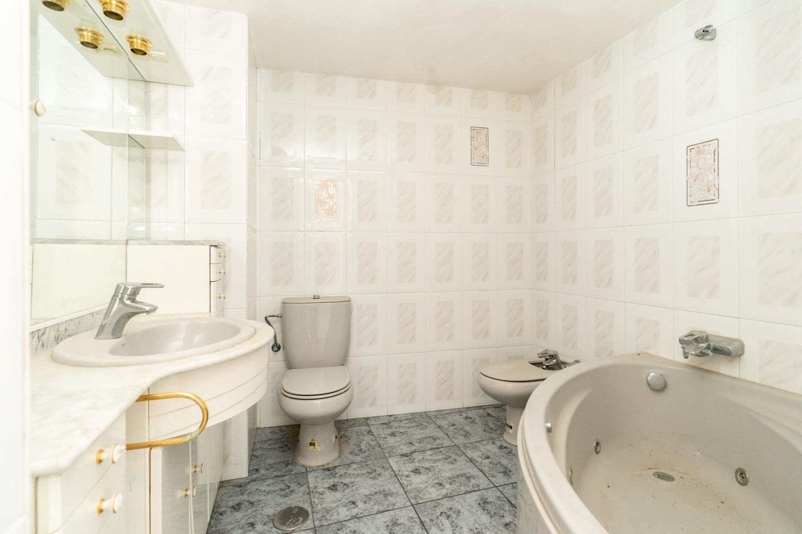 3 bedroom Flat for sale in Motril with garage - € 140,000 (Ref: 9946190)