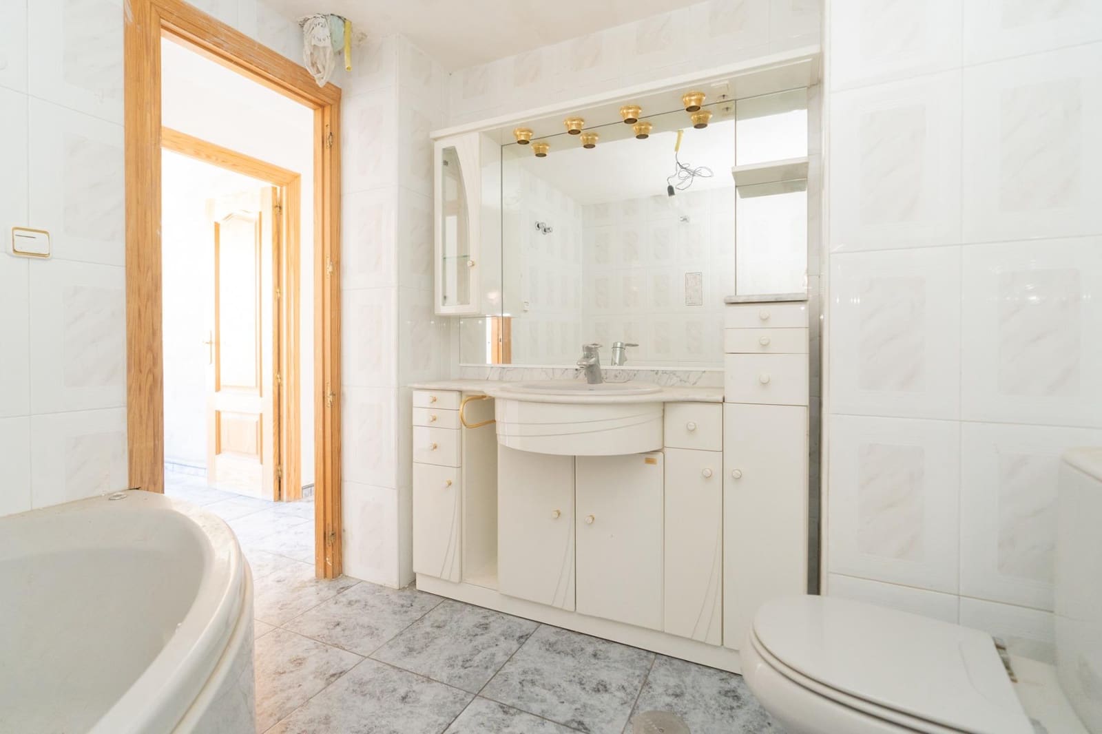3 bedroom Flat for sale in Motril with garage - € 140,000 (Ref: 9946190)