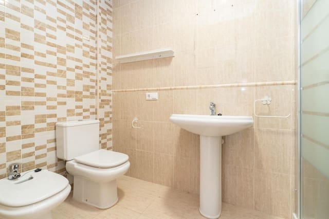 Piso de 3 habitaciones en Motril en venta con garaje - 160.000 € (Ref: 9946211)