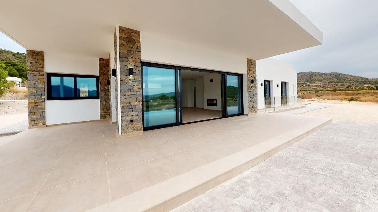 4 bedroom Villa for sale in La Romana with pool - € 350,000 (Ref: 6731426)