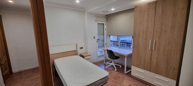 4 bedroom Flat for rent in Altabix, Elche / Elx - € 1,100 (Ref: 9049025)