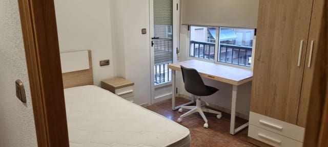 4 bedroom Flat for rent in Altabix, Elche / Elx - € 1,100 (Ref: 9049025)