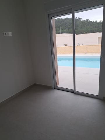 3 makuuhuone Huvila myytävänä paikassa La Romana mukana uima-altaan 
autotalli - 360 000 € (Ref: 9322050)