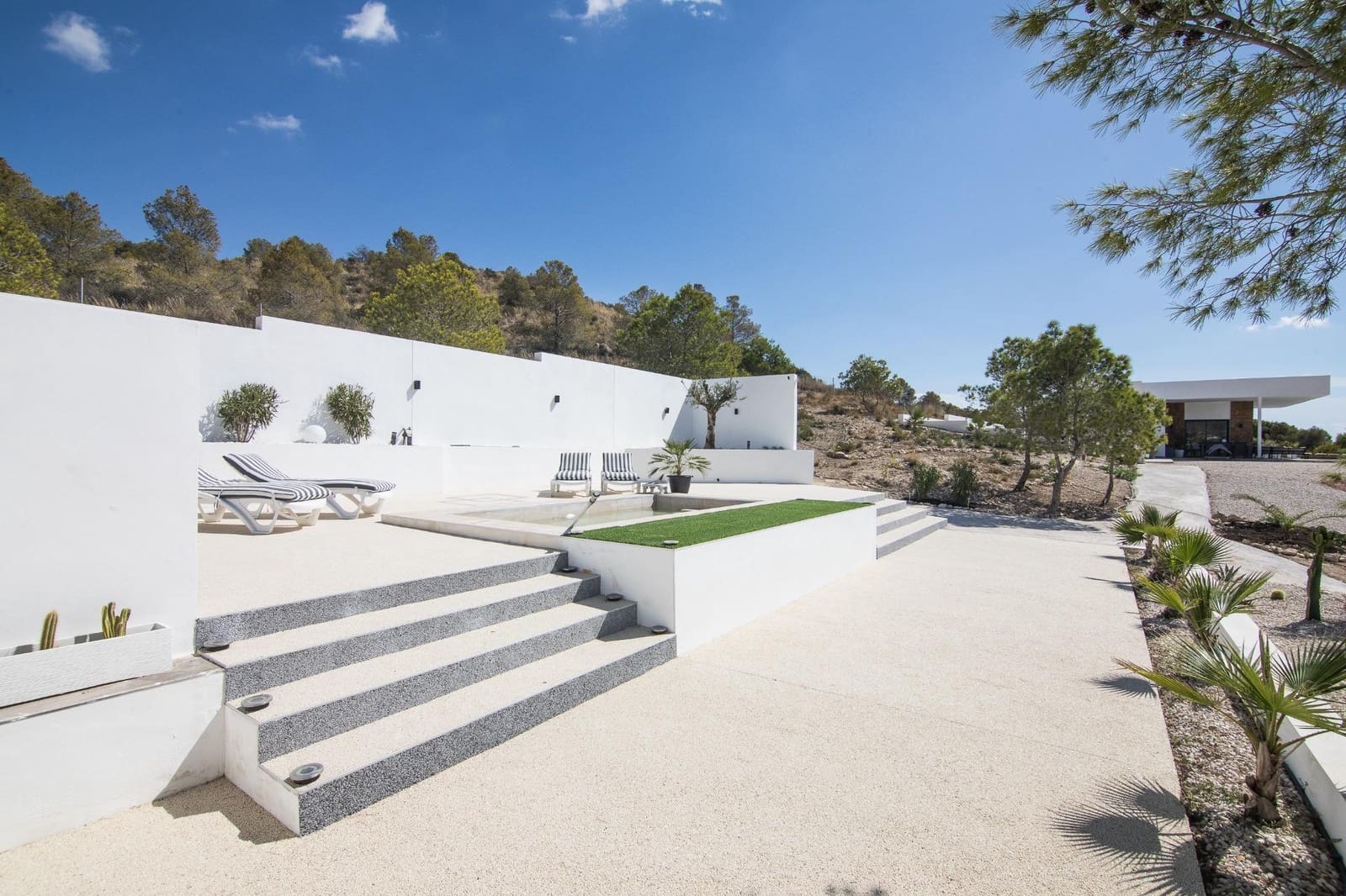 4 makuuhuone Huvila myytävänä paikassa La Romana mukana 
autotalli - 1 050 000 € (Ref: 9377902)