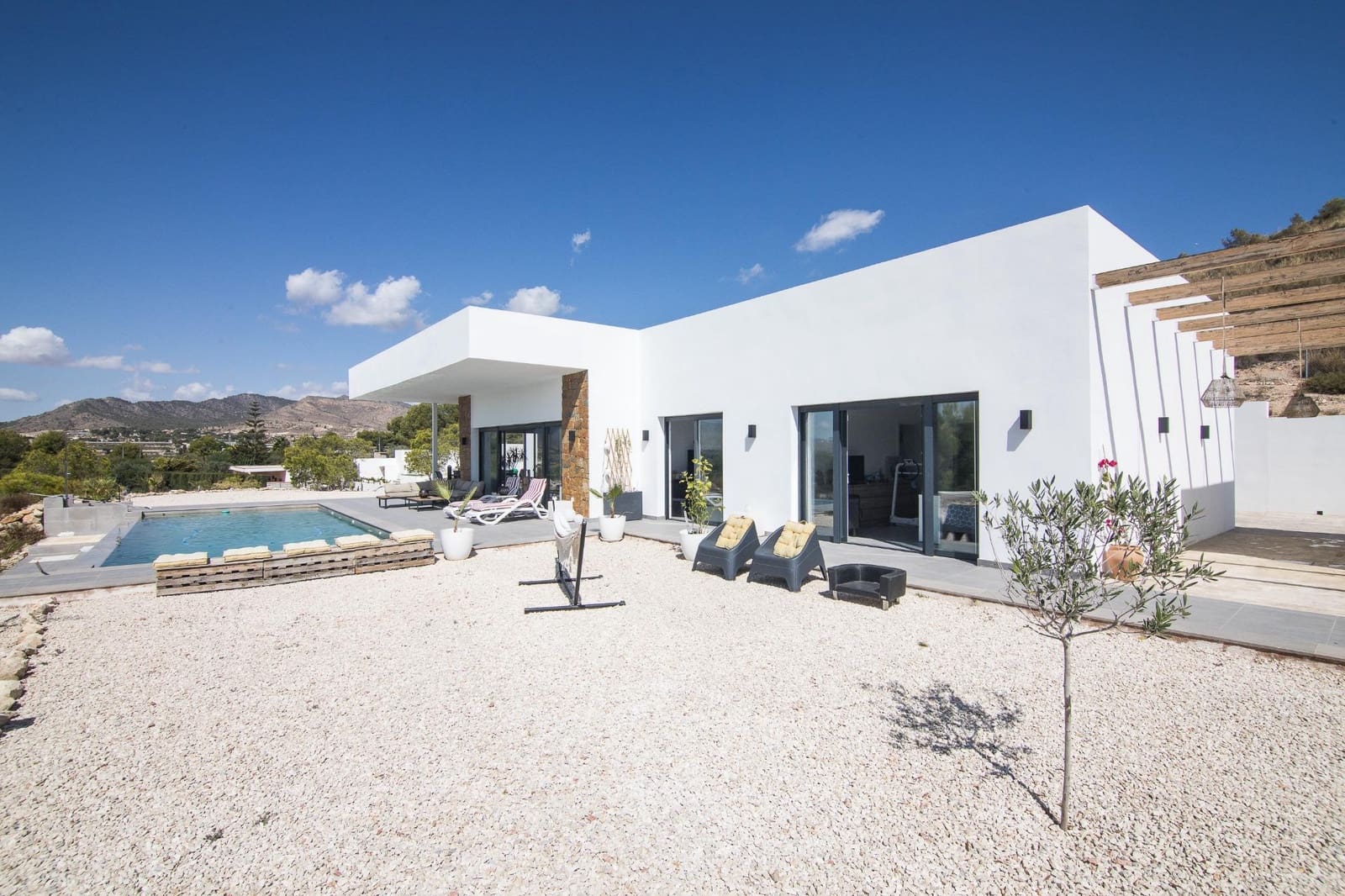 4 makuuhuone Huvila myytävänä paikassa La Romana mukana 
autotalli - 1 050 000 € (Ref: 9377902)