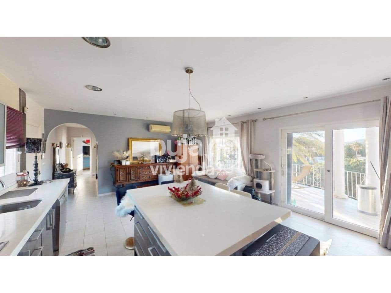 4 soveværelse Villa til salg i Velez-Malaga med swimmingpool garage - € 650.000 (Ref: 9540665)