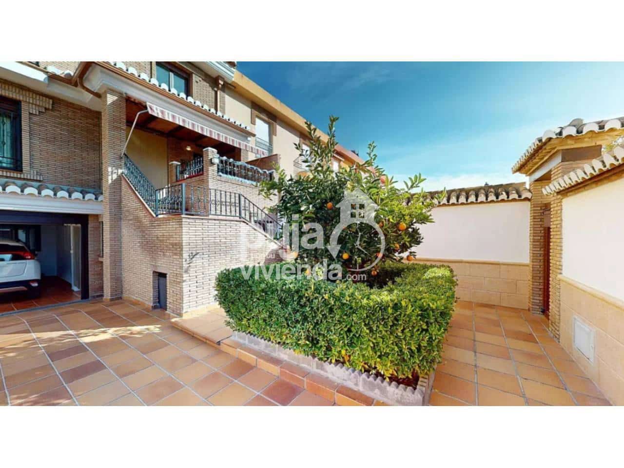 4 soveværelse Semi-Rækkehus til salg i Ogijares med swimmingpool garage - € 595.000 (Ref: 9540880)