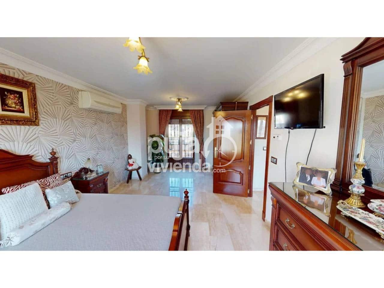 4 soveværelse Semi-Rækkehus til salg i Ogijares med swimmingpool garage - € 595.000 (Ref: 9540880)