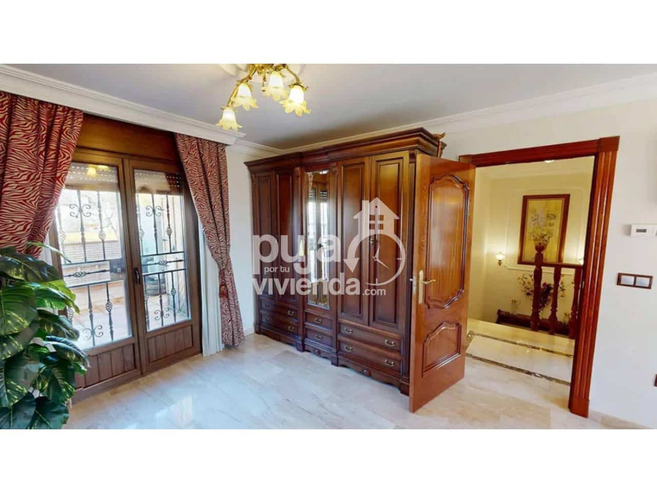 4 soveværelse Semi-Rækkehus til salg i Ogijares med swimmingpool garage - € 595.000 (Ref: 9540880)