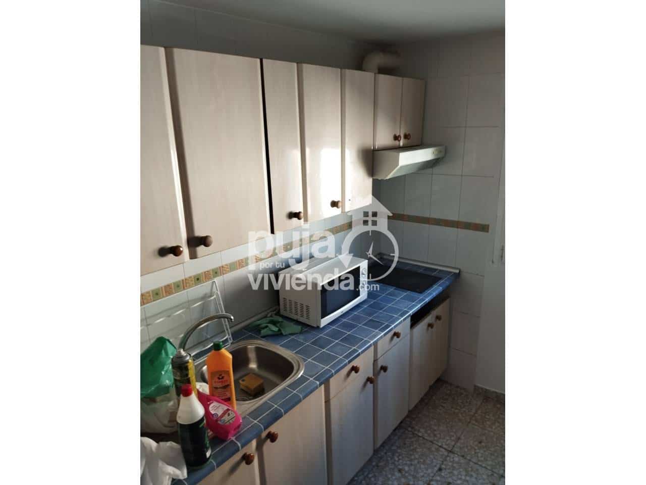 5 bedroom Apartment for sale in Camarena with garage - € 200,000 (Ref: 9561376)