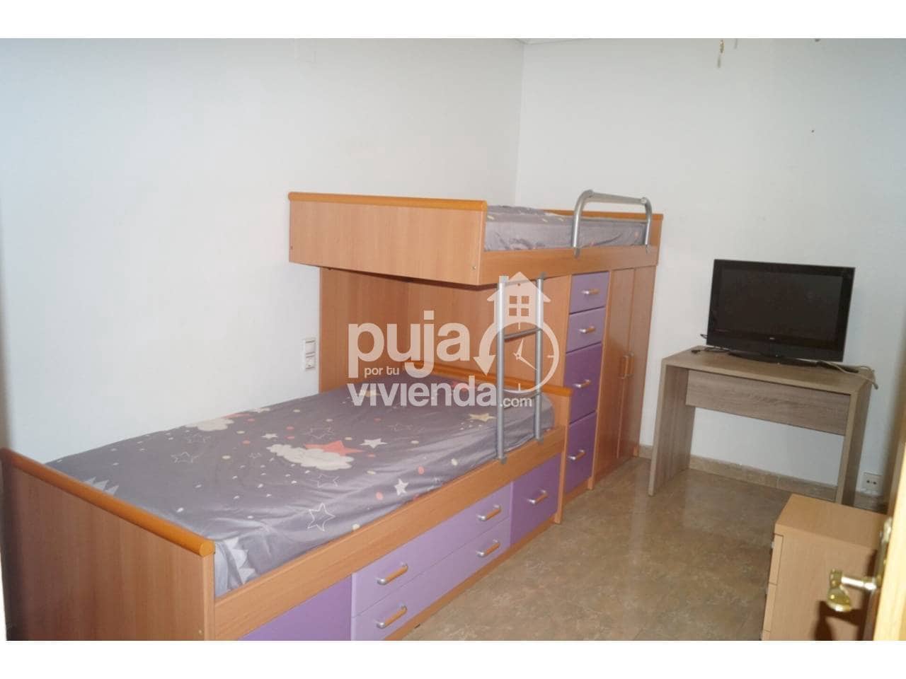 Piso de 4 habitaciones en Torrevieja en venta - 160.000 € (Ref: 9709459)