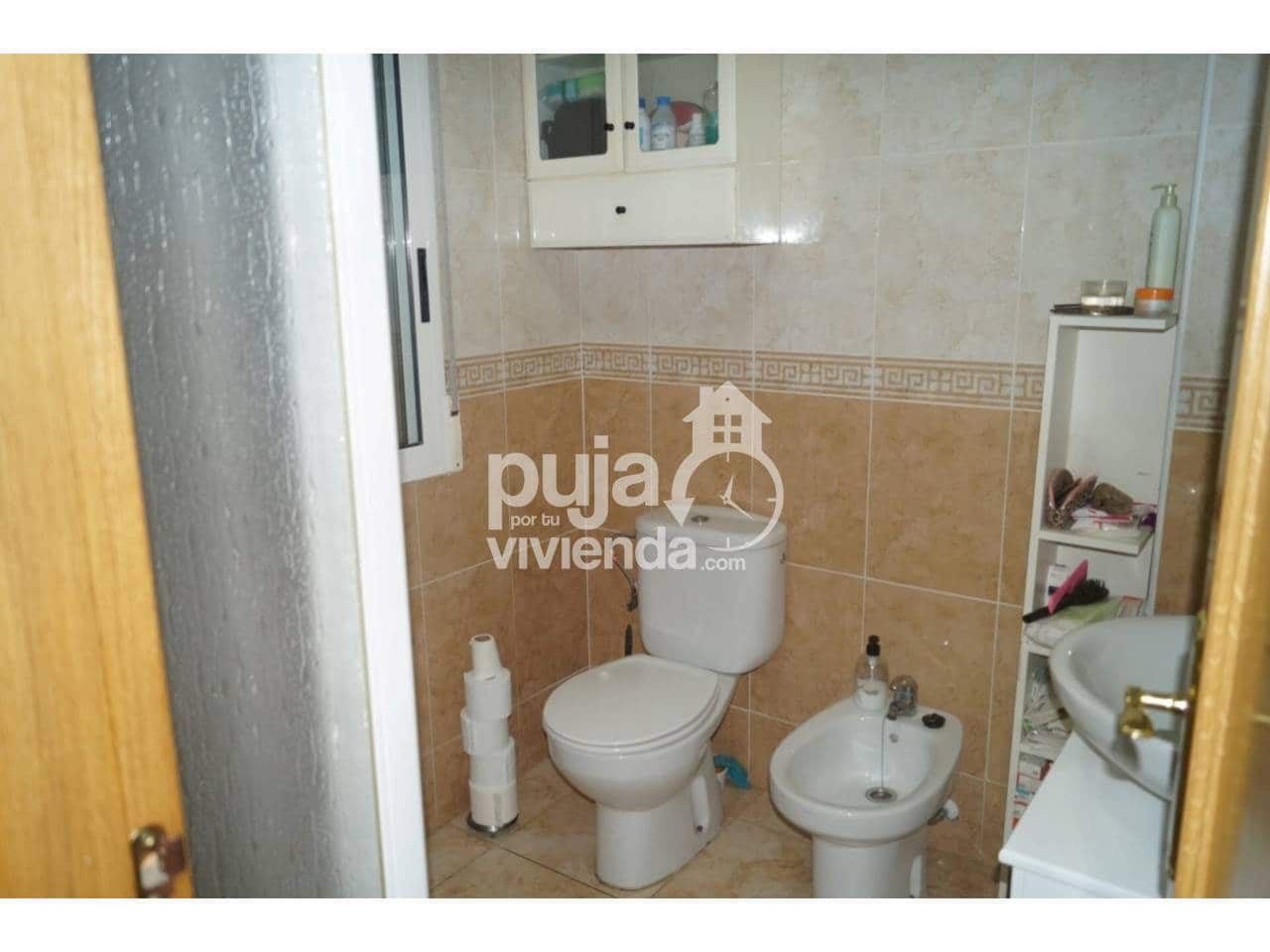 Piso de 4 habitaciones en Torrevieja en venta - 160.000 € (Ref: 9709459)