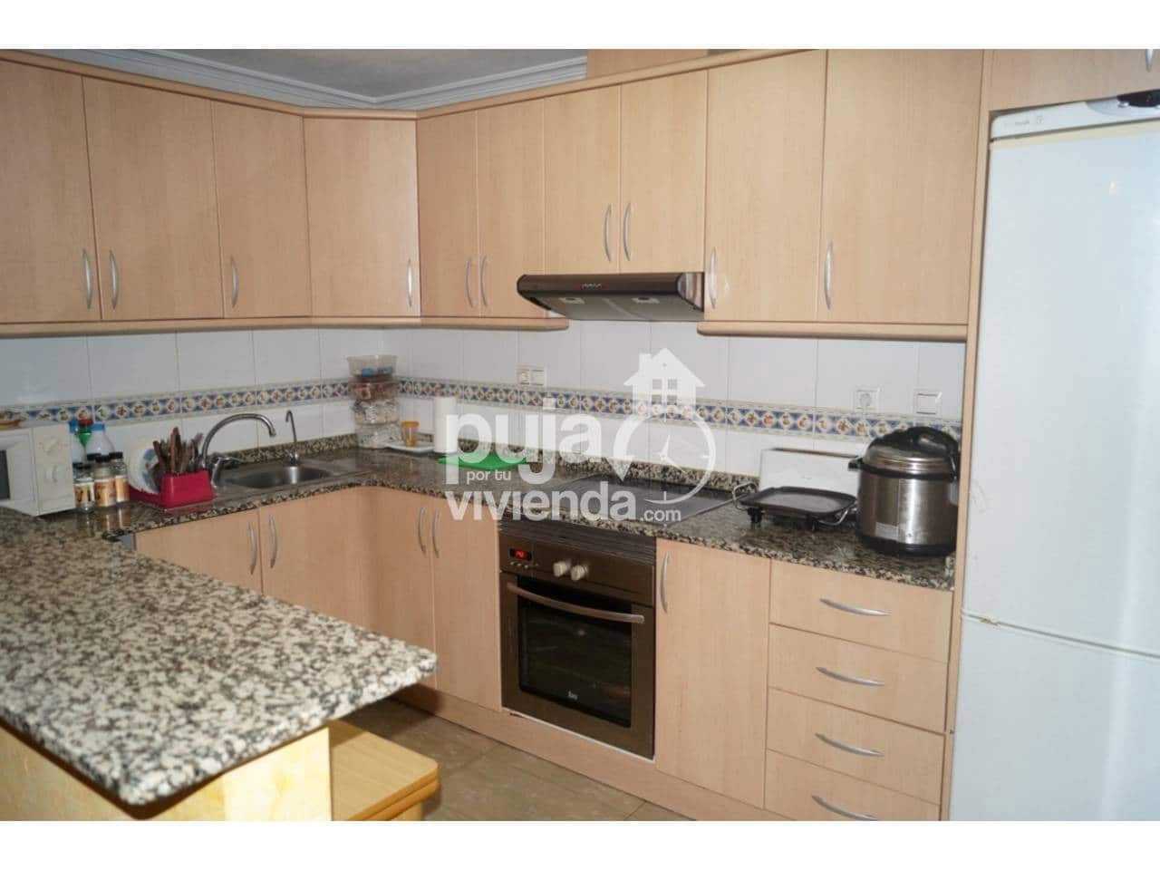 Piso de 4 habitaciones en Torrevieja en venta - 160.000 € (Ref: 9709459)