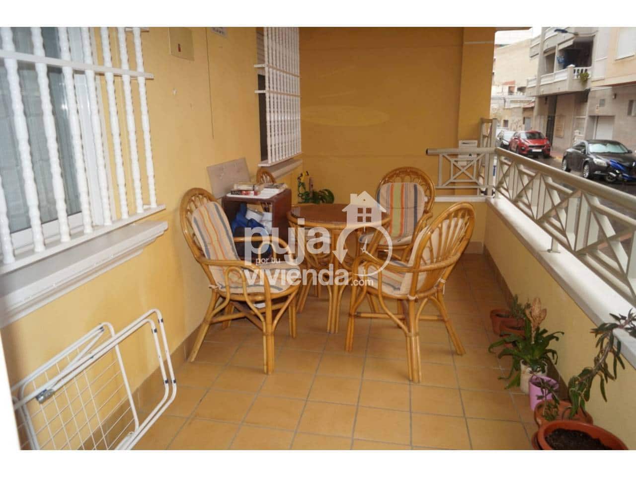 Piso de 4 habitaciones en Torrevieja en venta - 160.000 € (Ref: 9709459)