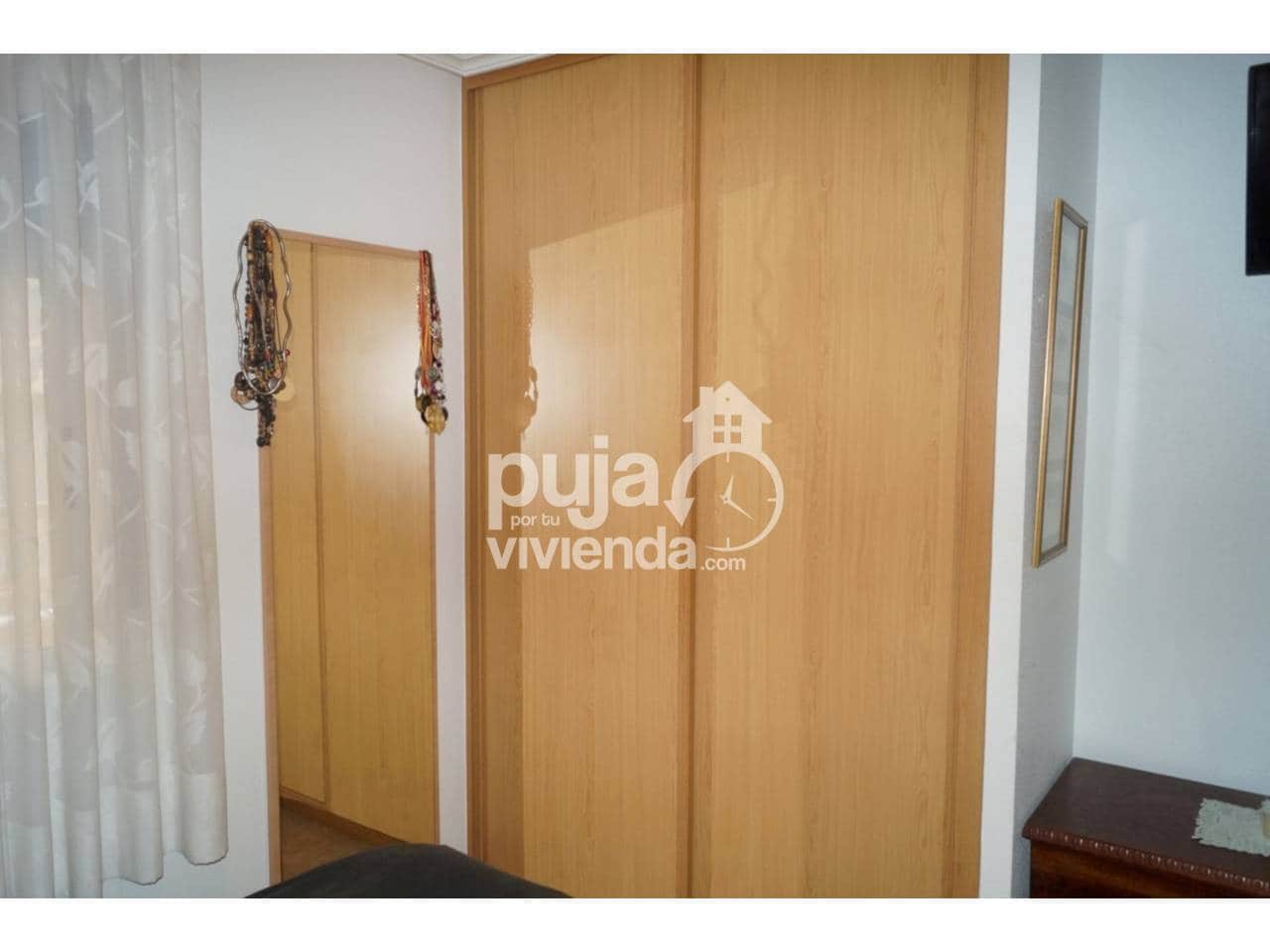 Piso de 4 habitaciones en Torrevieja en venta - 160.000 € (Ref: 9709459)