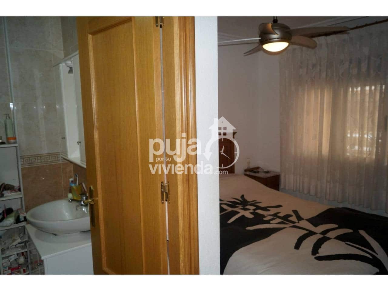 Piso de 4 habitaciones en Torrevieja en venta - 160.000 € (Ref: 9709459)