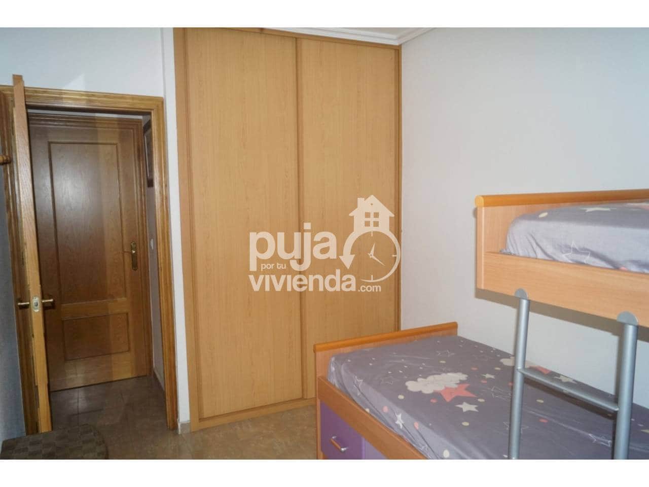 Piso de 4 habitaciones en Torrevieja en venta - 160.000 € (Ref: 9709459)